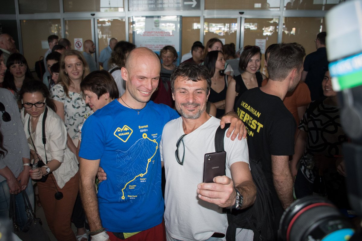 Многие фотографировались с покорителями знаменитого Эвереста