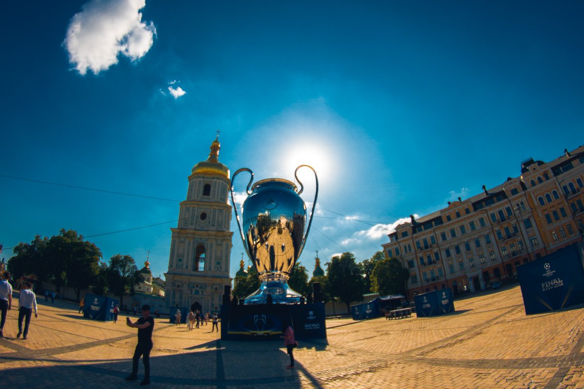 В центре Киева установили огромный кубок Лиги чемпионов В центре Киева установили огромный кубок Лиги чемпионов