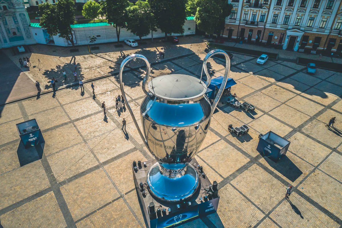 Огромная серебряная конструкция появилась на Софийской площади Огромная серебряная конструкция появилась на Софийской площади