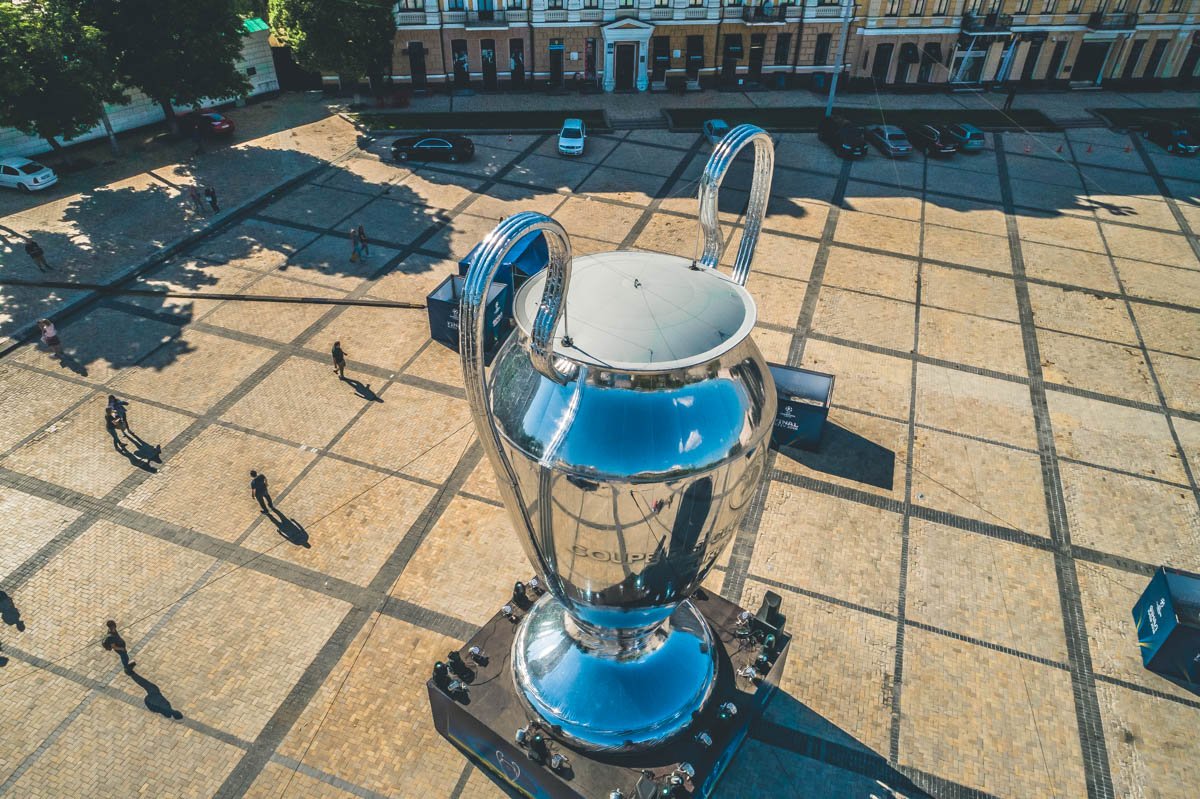 Все желающие смогут полюбоваться кубком-гигантом до 27 мая Все желающие смогут полюбоваться кубком-гигантом до 27 мая