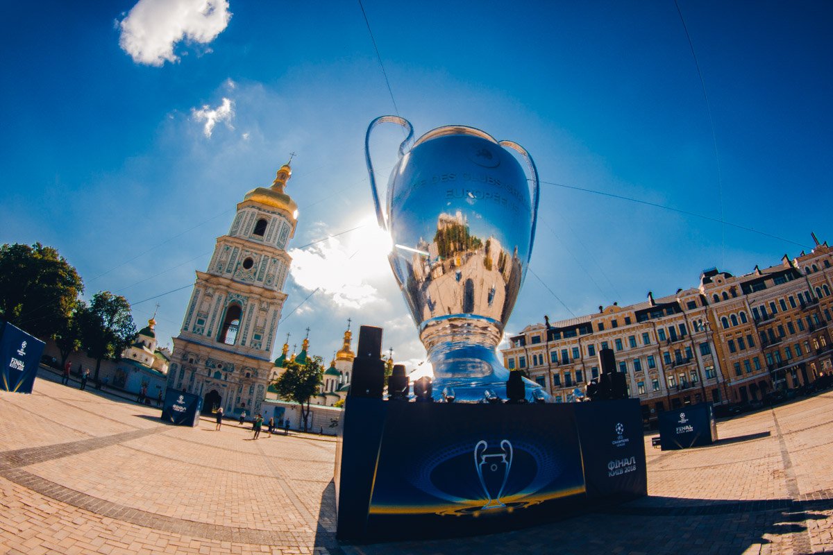 Кубок постоянно находится под охраной и видеонаблюдением Кубок постоянно находится под охраной и видеонаблюдением