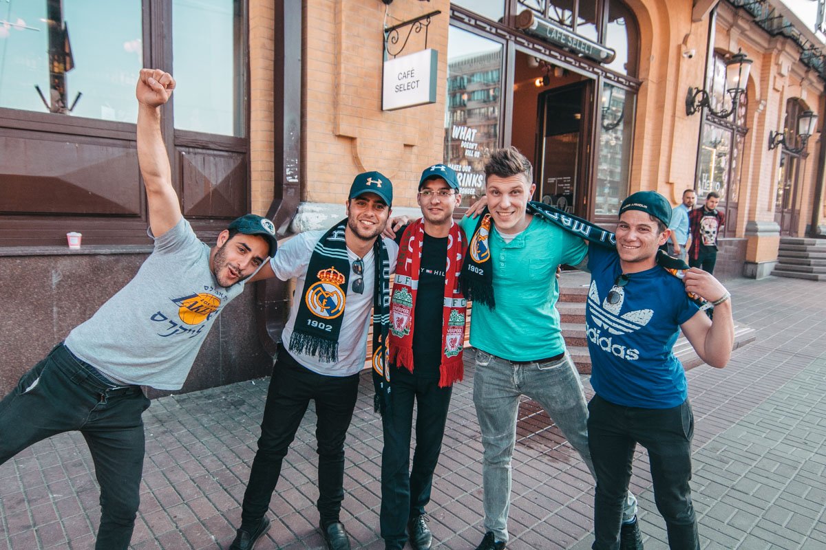 Журналист Информатора в окружении новых друзей из Испании и Америки