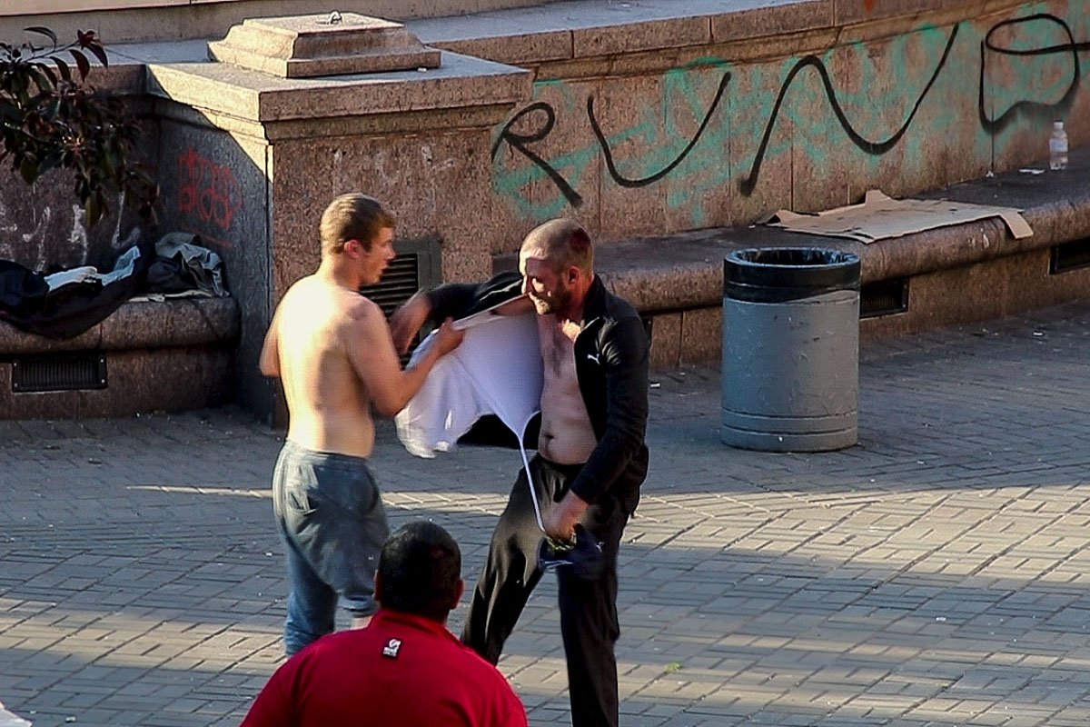 Пьяницы сначала вроде бы в шутку потолкались и поборолись Пьяницы сначала вроде бы в шутку потолкались и поборолись