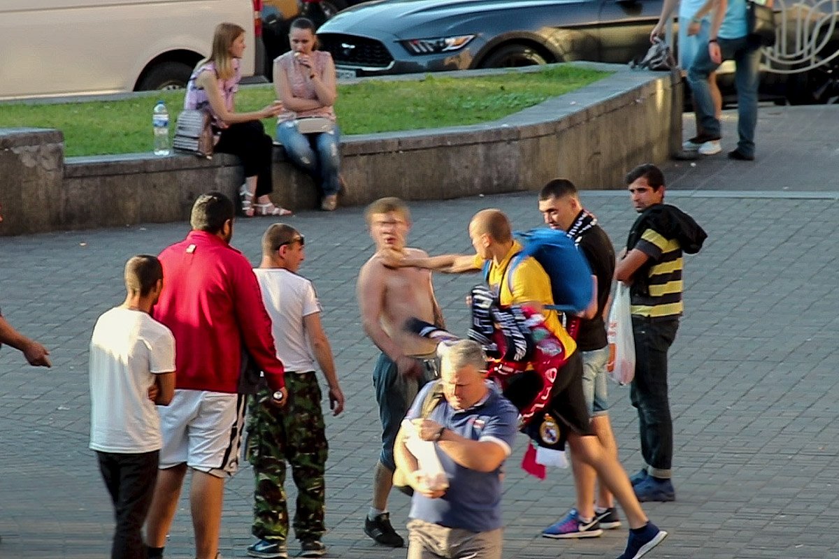 Один из участников потасовки "вырубил" другого Один из участников потасовки "вырубил" другого