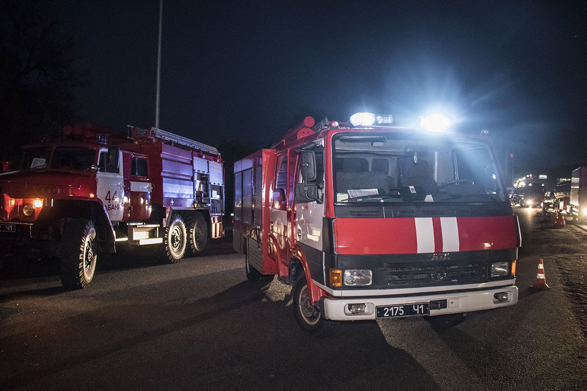 Приехали две единицы пожарной техники