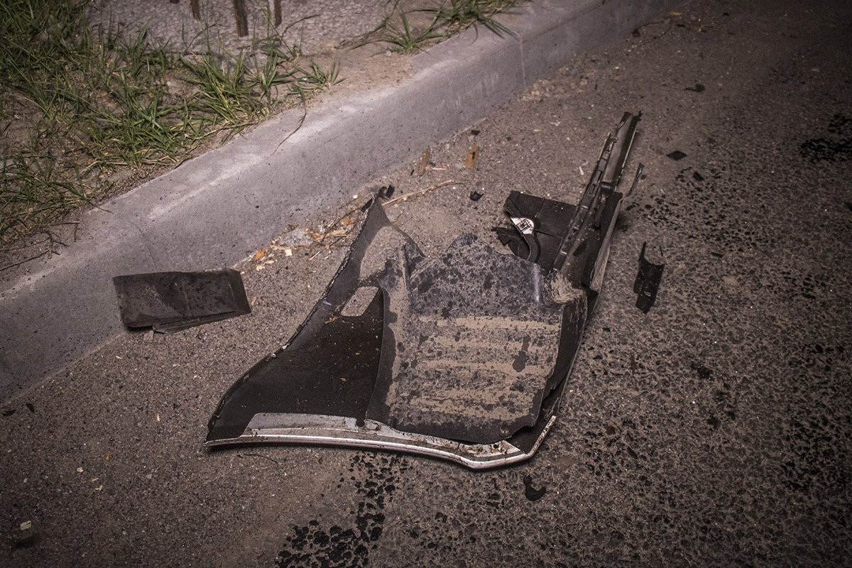 На дороге валяется множество обломков