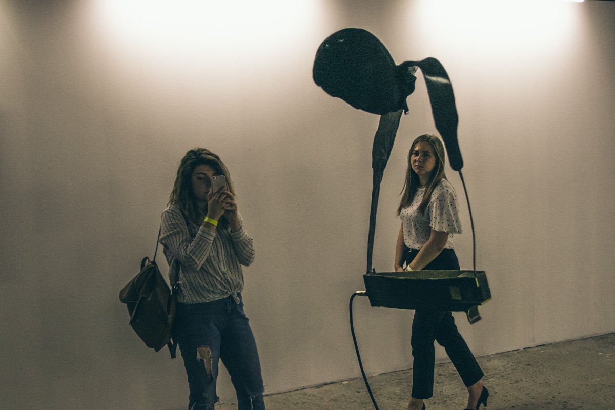 Летающая голова стоит того, чтобы ее заснять, не так ли? Летающая голова стоит того, чтобы ее заснять, не так ли?