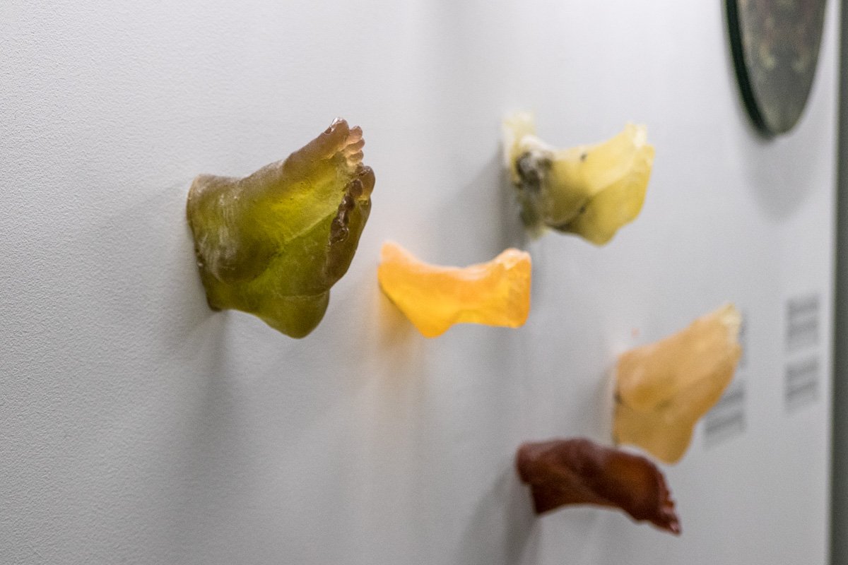 Слепки рук и ног из энкаустической глины отсылают к жертвам войны Слепки рук и ног из энкаустической глины отсылают к жертвам войны