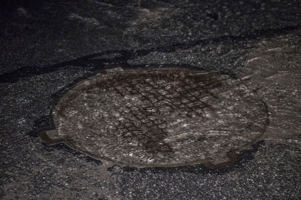 По адресу Депутатская, 5 прорвало трубу с холодной водой По адресу Депутатская, 5 прорвало трубу с холодной водой