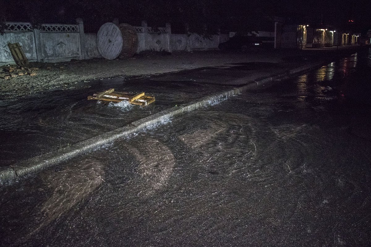 Дыру, из которой бьют потоки просто прикрыли досками Дыру, из которой бьют потоки просто прикрыли досками