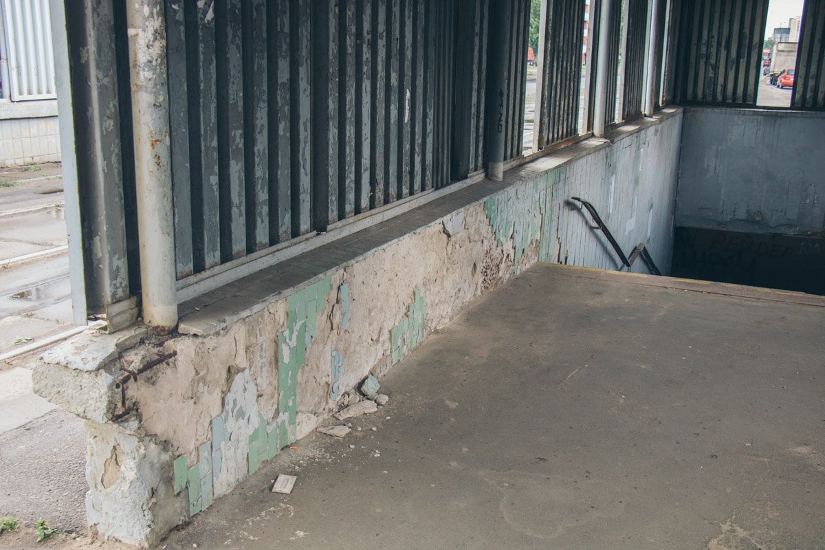 Парапет потихоньку разваливается