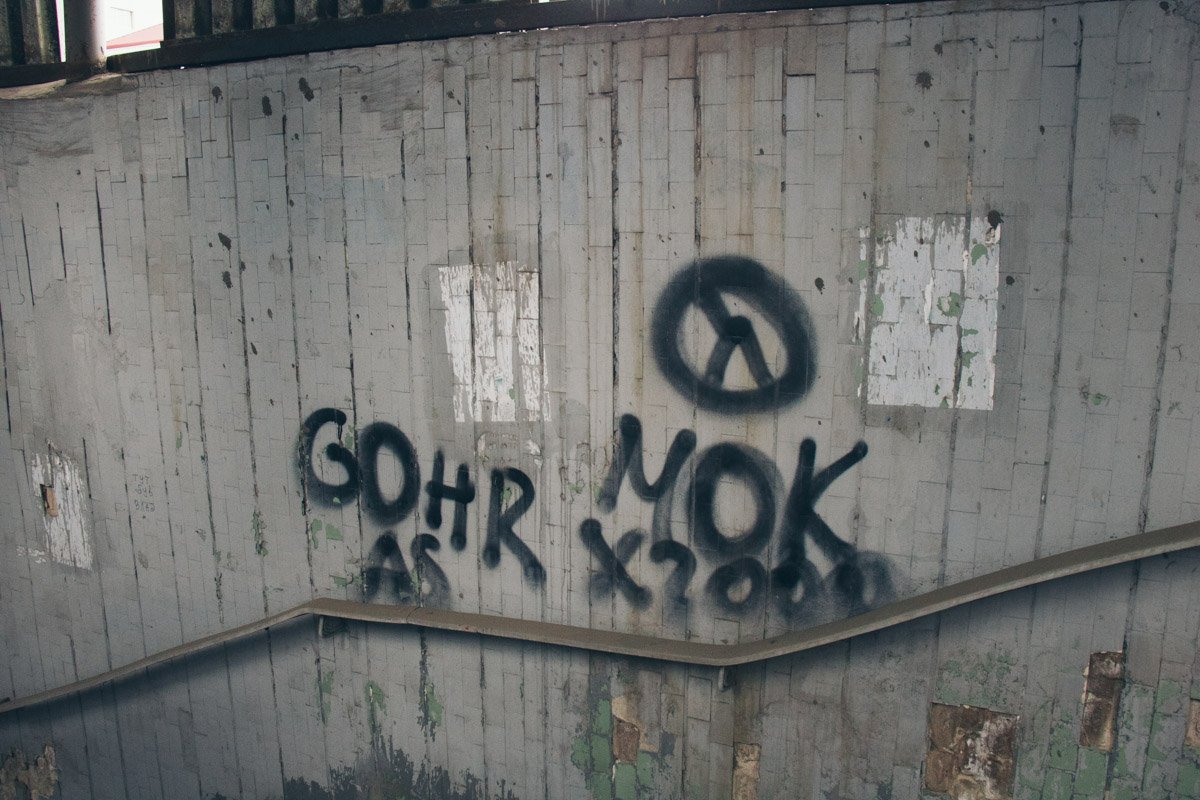 Стены перехода разрисованы вандалами