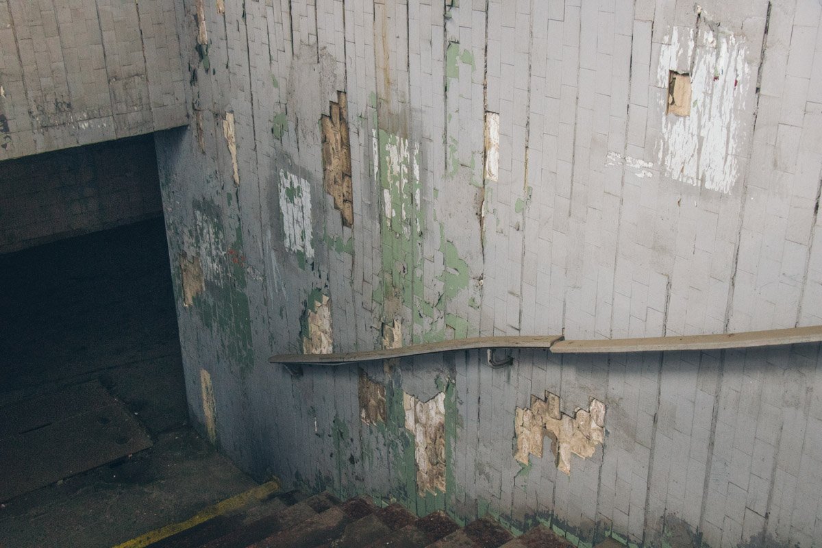 С перилами, но бес пандусов