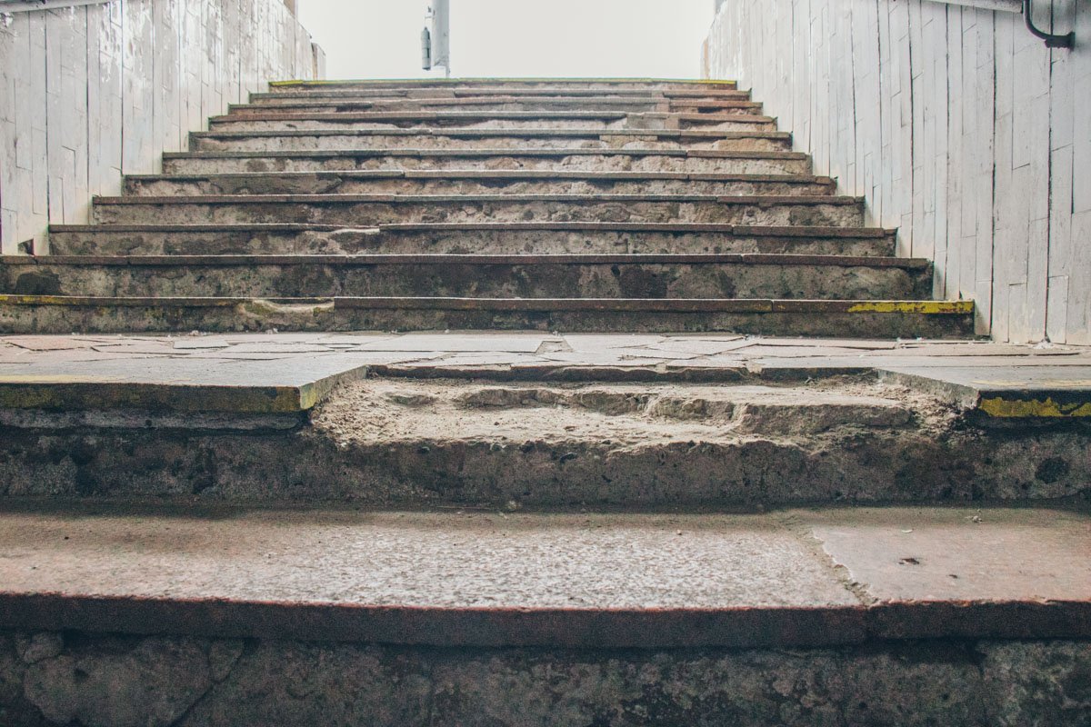 Тут не сложно оступиться и упасть