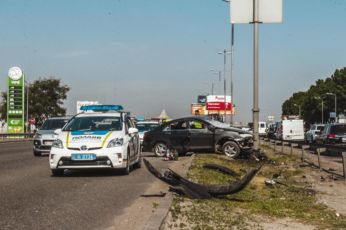 В четверг, 24 мая, в Киеве на Кольцевой дороге автомобиль Geely врезался в столб В четверг, 24 мая, в Киеве на Кольцевой дороге автомобиль Geely врезался в столб