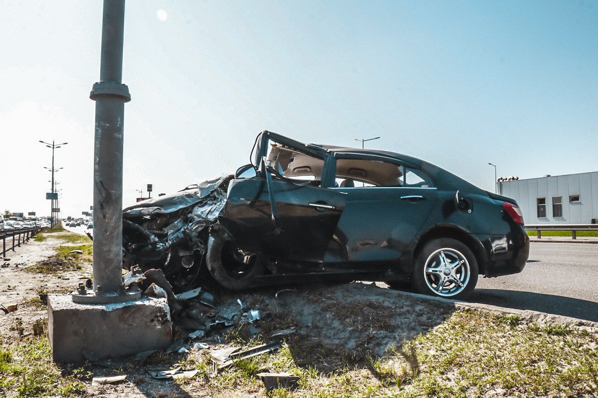 Авто буквально впечаталось в столб Авто буквально впечаталось в столб