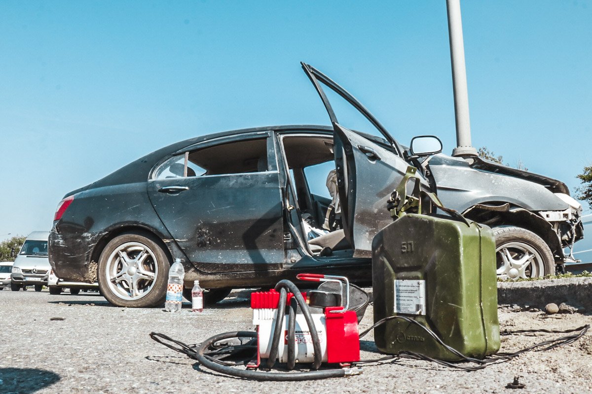 Правоохранители ожидают родственников, которые заберут машину Правоохранители ожидают родственников, которые заберут машину