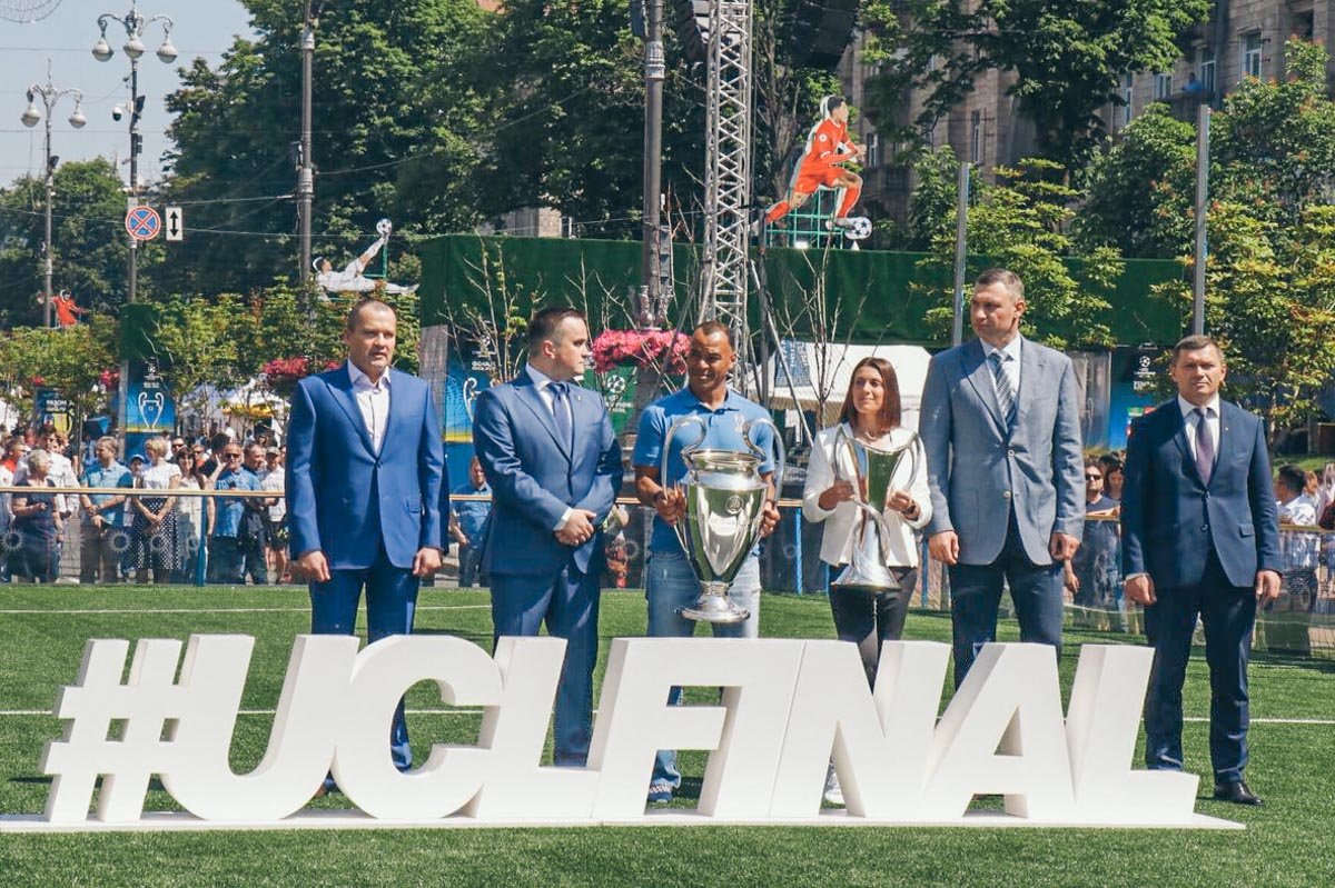 Трофей в руках держали легенда сборной Бразилии Кафу и амбассадор финала Лиги Чемпинов Ия Андрущак