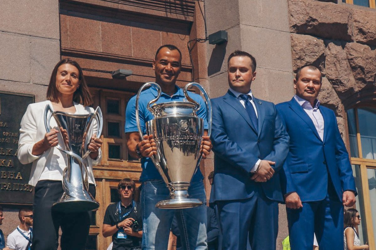 Жители Киева фотографировали кубки и звезд футбола