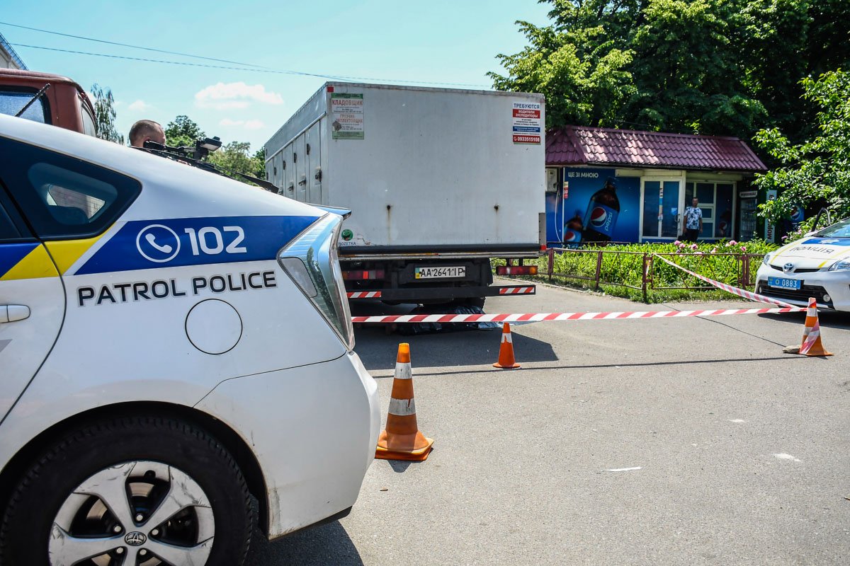 ДТП в Киеве на Отрадном: бабушка попала под колеса грузовой машины и умерла ДТП в Киеве на Отрадном: бабушка попала под колеса грузовой машины и умерла