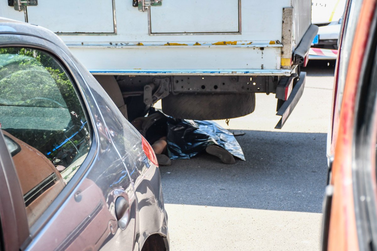 Прохожие кричали, но так и не смогли остановить движение машины Прохожие кричали, но так и не смогли остановить движение машины