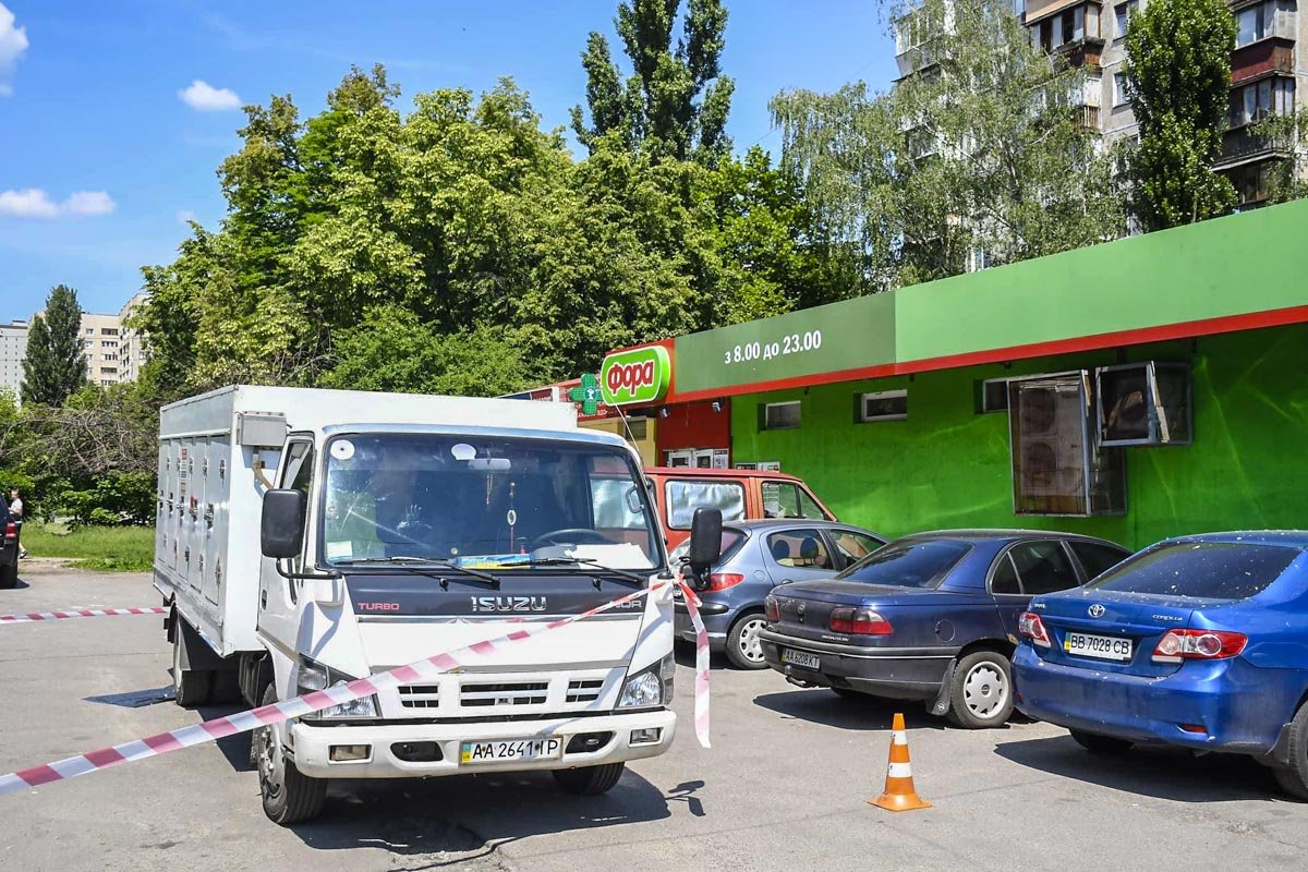 Водитель объясняет, что никак не мог услышать крики проходящих мимо людей Водитель объясняет, что никак не мог услышать крики проходящих мимо людей