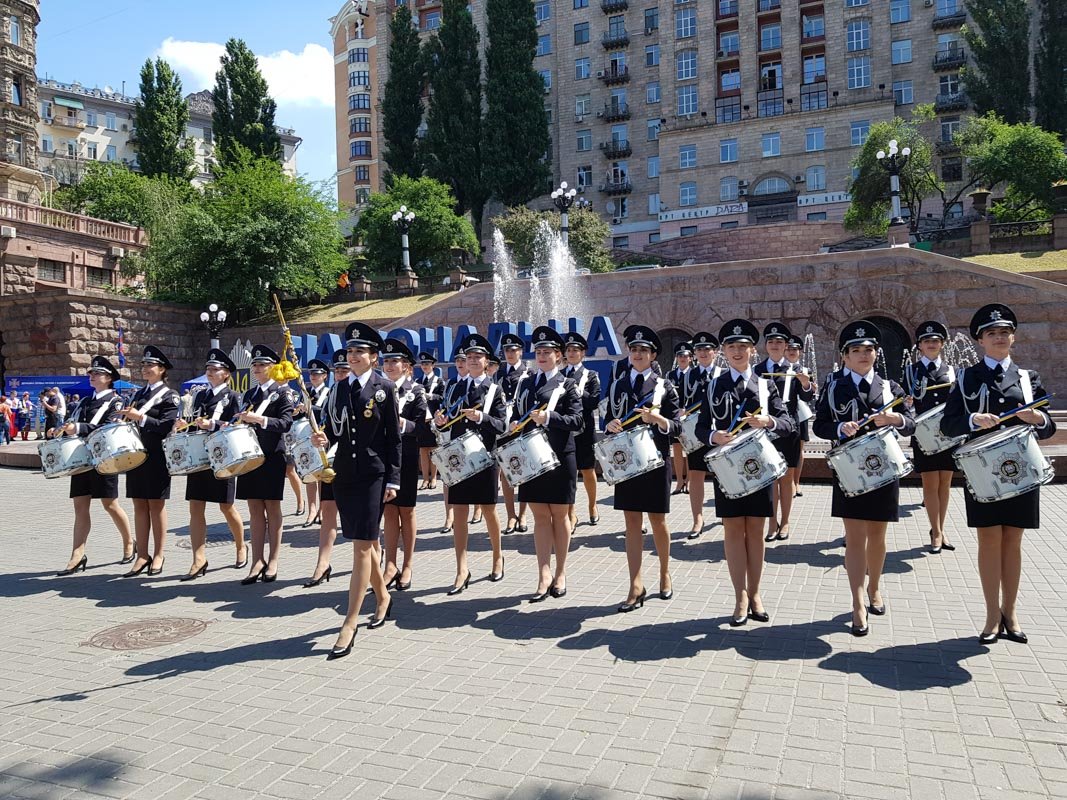 За пределами зоны для фанов полицейские в парадной форме приветствовали кубки