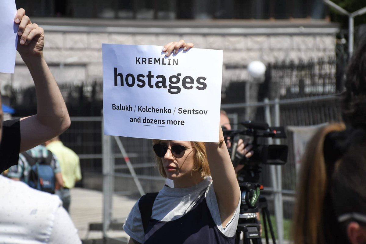 На митинге под посольством РФ требовали освободить узников Кремля