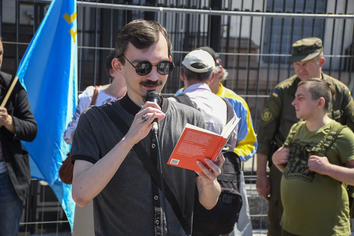 Вано Крюгер читал свои прозведения