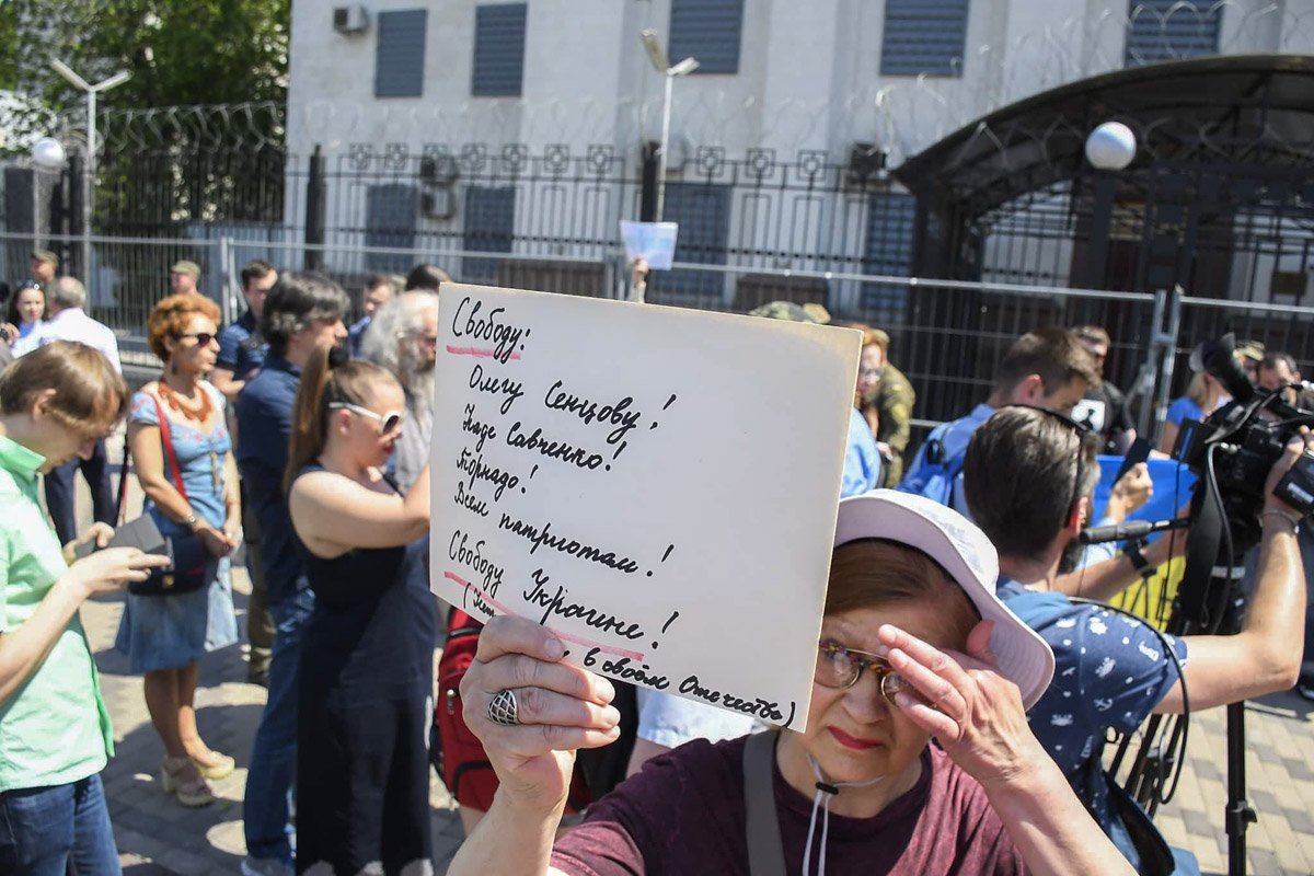 Кто-то по новому кругу требовал свободу для Надежды Савченко