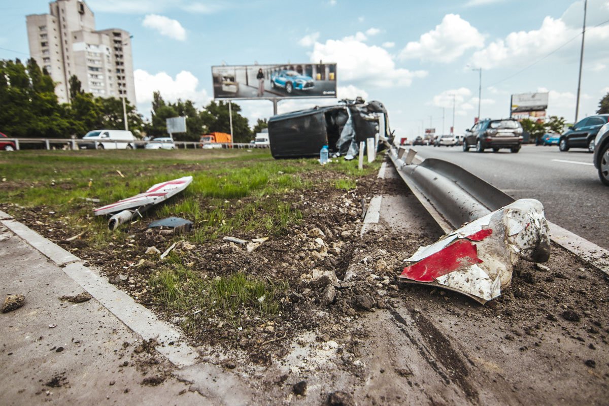 В результате столкновения с отбойником автомобиль перевернулся В результате столкновения с отбойником автомобиль перевернулся