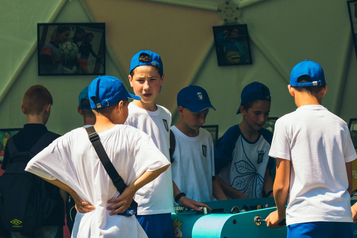 Школьники облюбовали настольный футбол