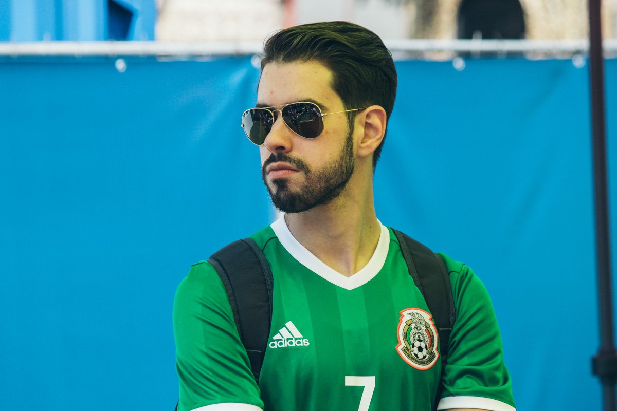 Когда все вокруг скандируют" "Ливерпуль! Реал!" а ты в футболке сборной Мексики