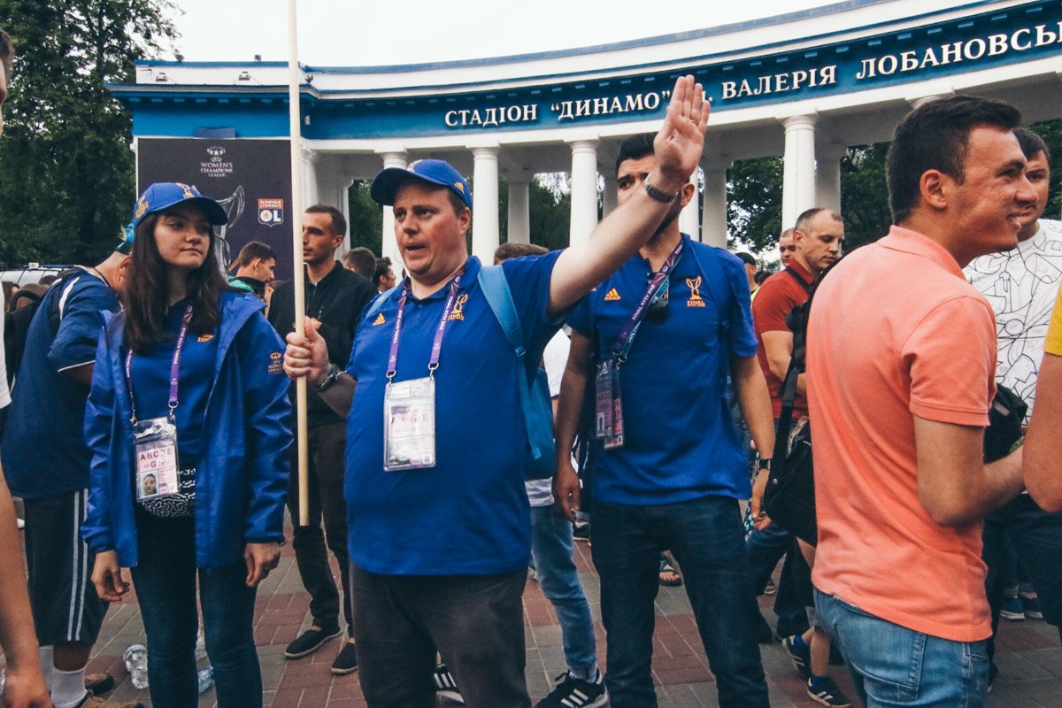 Волонтер, помогающий болельщикам разобраться с билетами, рассказал, что знает английский, немецкий и датский Волонтер, помогающий болельщикам разобраться с билетами, рассказал, что знает английский, немецкий и датский