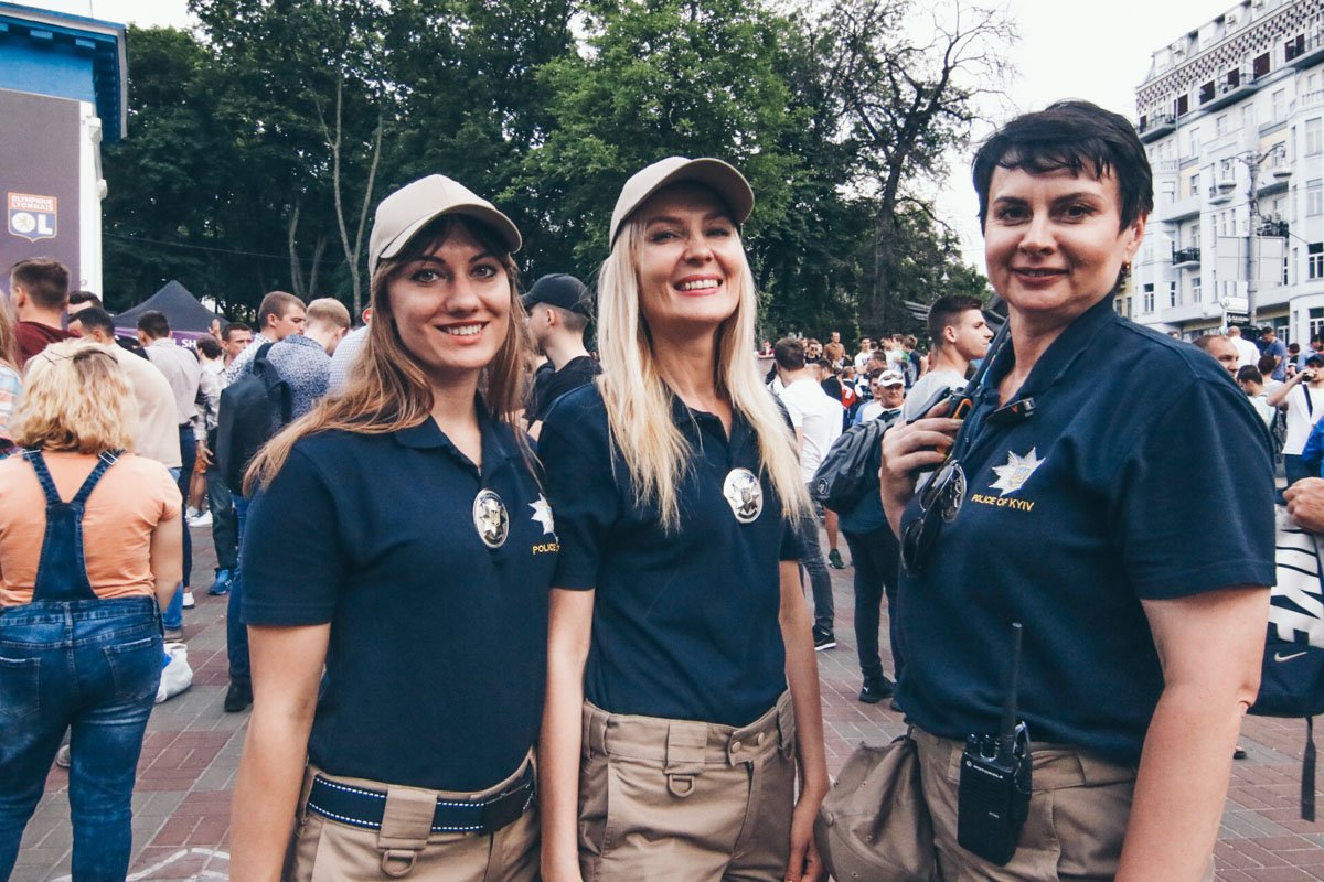 Приветливые полицейские следят за порядком Приветливые полицейские следят за порядком