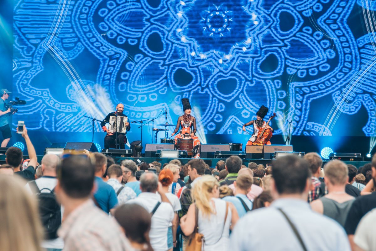 Этно-коллектив собрал вокруг себя множество как своих фанатов, так и гостей столицы 