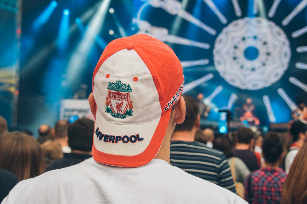 Футбольные фанаты не отводили глаз от сцены 