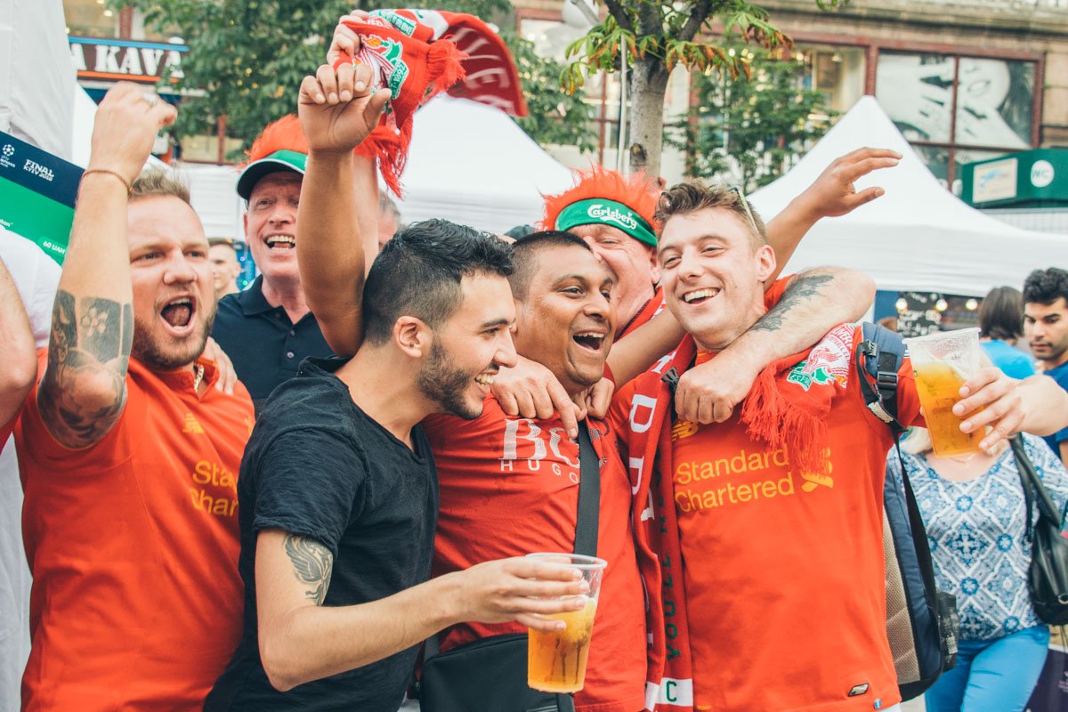 Счастливые футбольные фанаты 