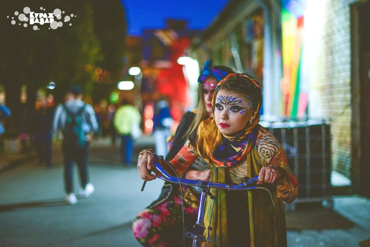 Танцы в сари, еда с карри Танцы в сари, еда с карри