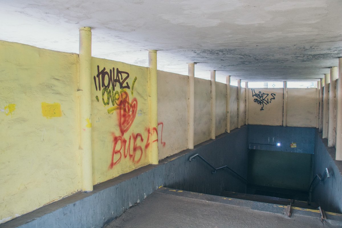 Стены разрисовали вандалы