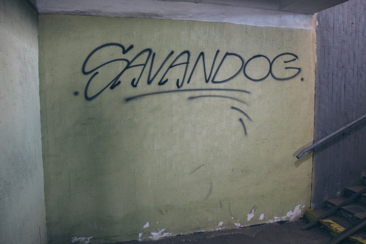 Видно, что стены красили