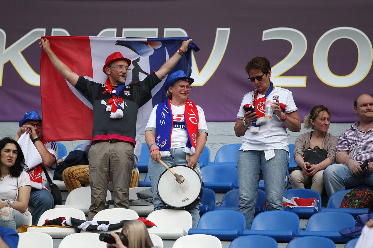 Французские фаны отличались колоритом