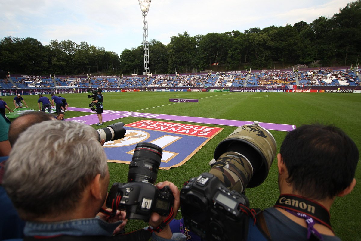 До встречи полчаса: фаны заполняют стадион