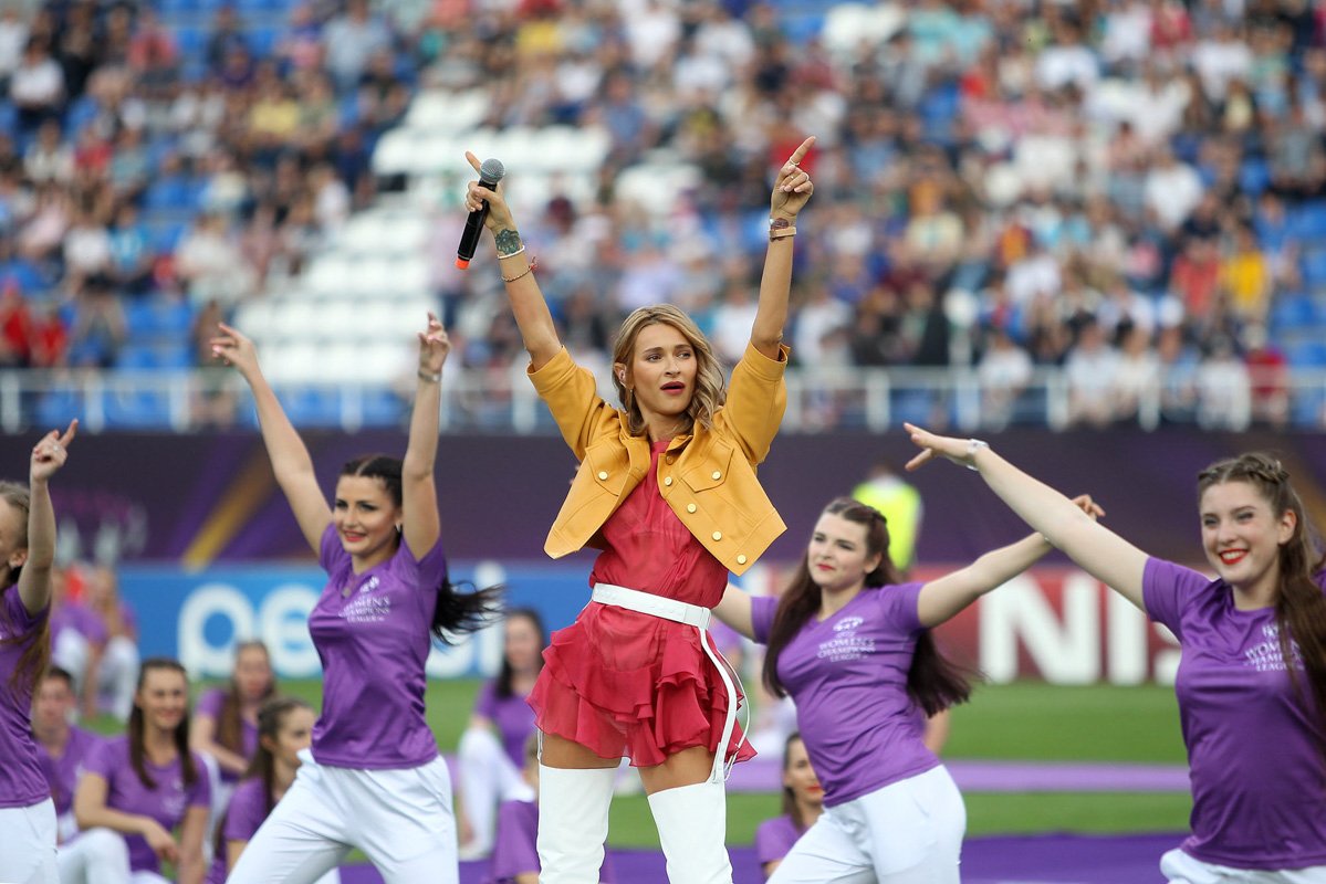 Перед решающим матчем спела TAYANNA