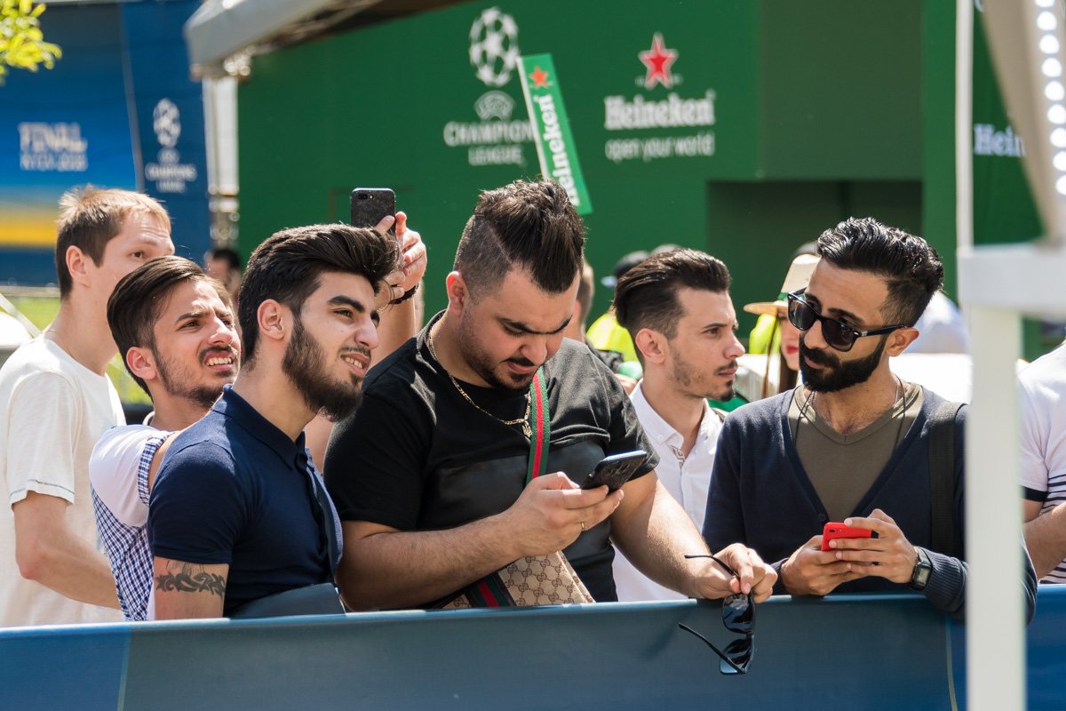 На главной улице столицы собрались футбольные болельщики с разных стран