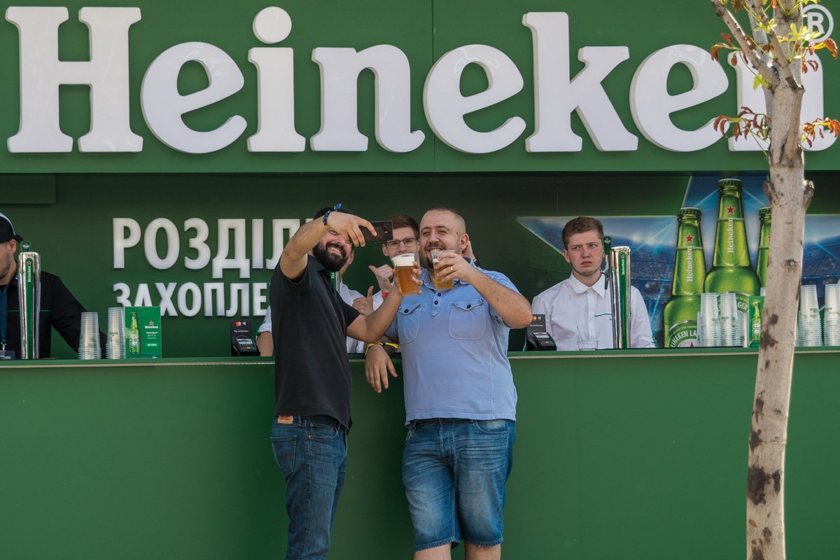 В ожидании матчей фанаты развлекаются - пьют пиво и фотографируются