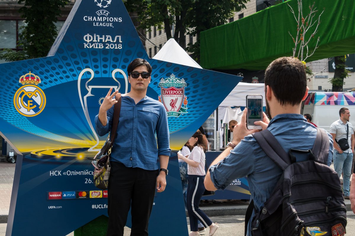Все хотят сделать на память фото на фоне символов Лиги чемпионов и столицы