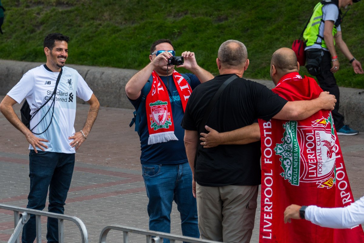 Болельщики хотят запомнить дни в Киеве, потому делают много фото