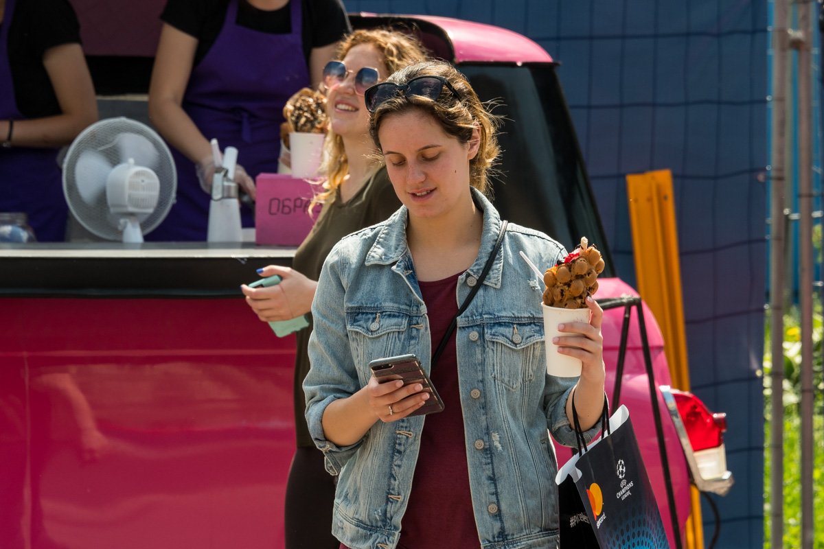 Также жители и гости столицы балуют себя вкусненьким