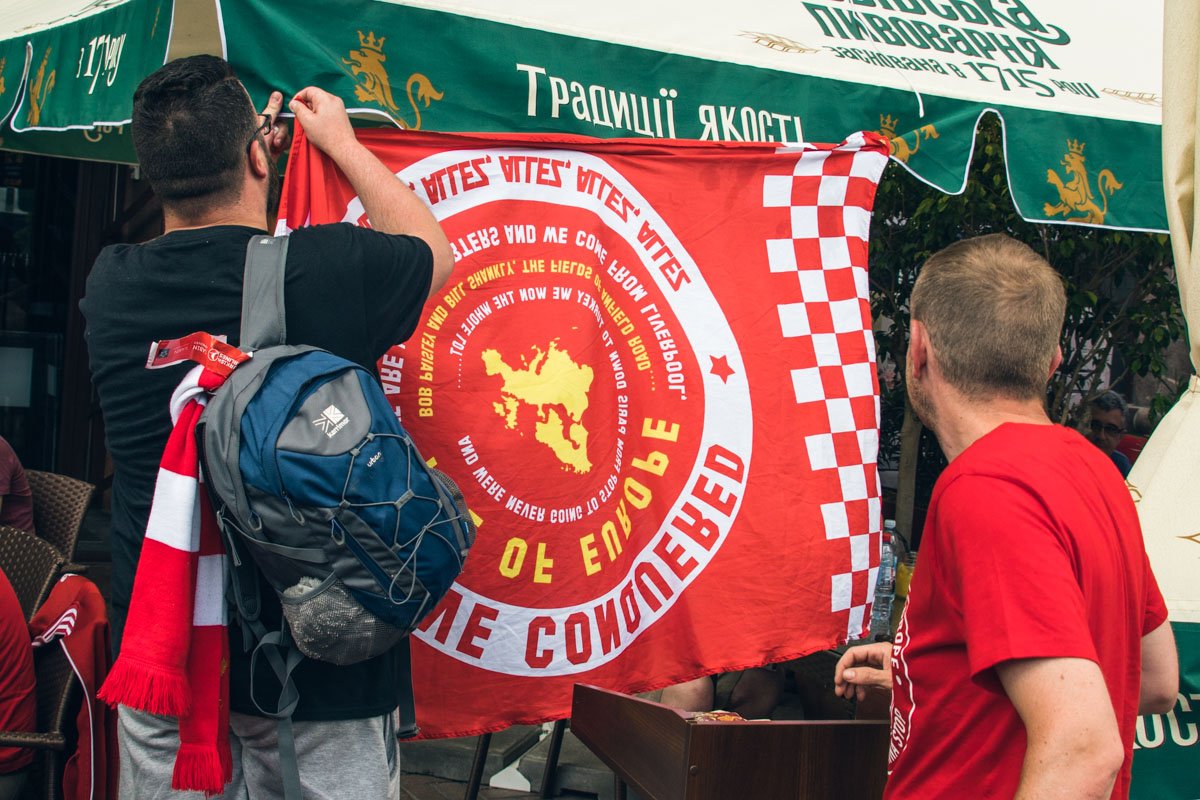 Фанаты метят территорию 